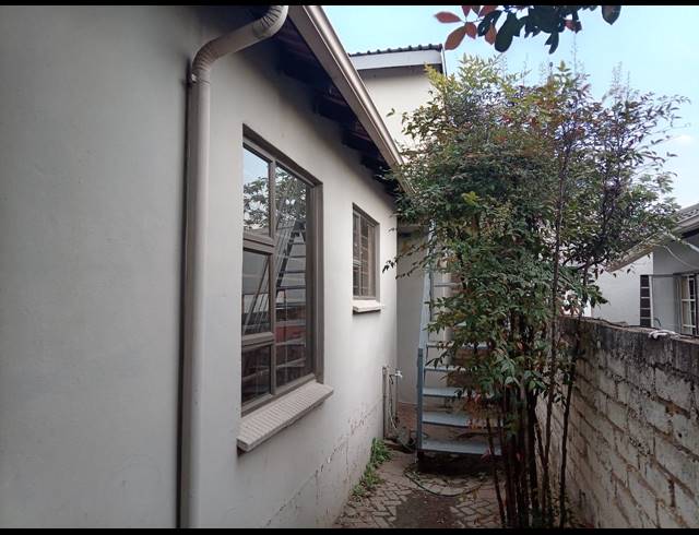 6 BEDROOM HOUSE FOR SALE IN COSMO CITY